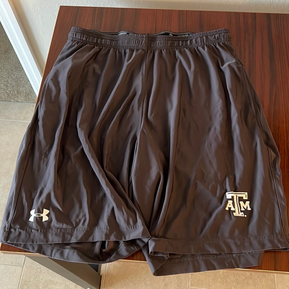 Men’s under armor shorts size large